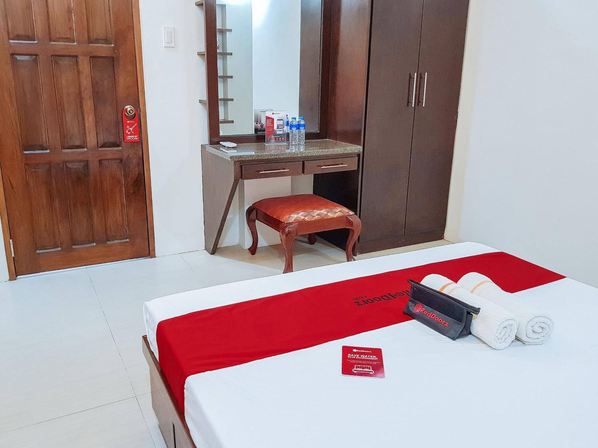 RedDoorz @ Caimito Drive Dampas Hotell Tagbilaran Eksteriør bilde